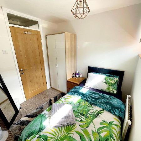 Apartamento 5Min Drive To Luton Airport, 2 Train Stations & Motorway - Free Parking - Late Check Out 11Am - Quiet & Peaceful Location With A Relaxing Garden - Only 25Min Drive To North London - Free Wifi Exterior foto