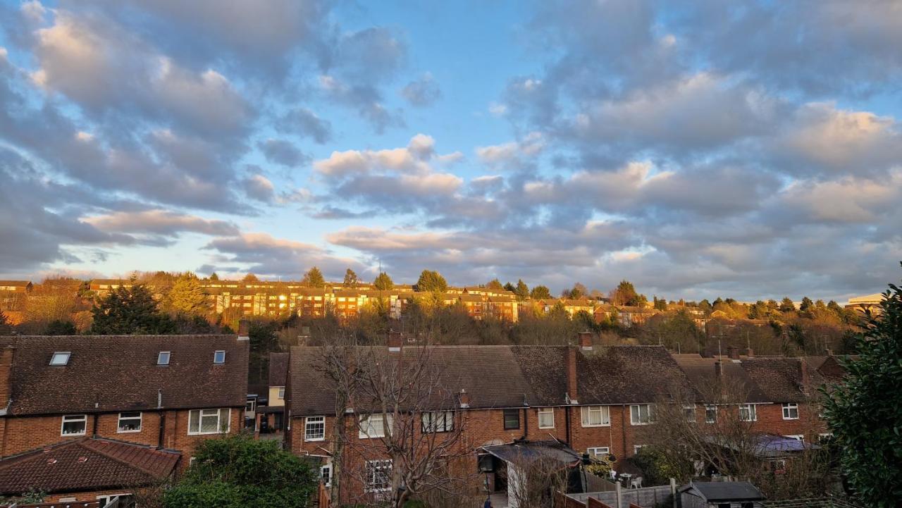 Apartamento 5Min Drive To Luton Airport, 2 Train Stations & Motorway - Free Parking - Late Check Out 11Am - Quiet & Peaceful Location With A Relaxing Garden - Only 25Min Drive To North London - Free Wifi Exterior foto